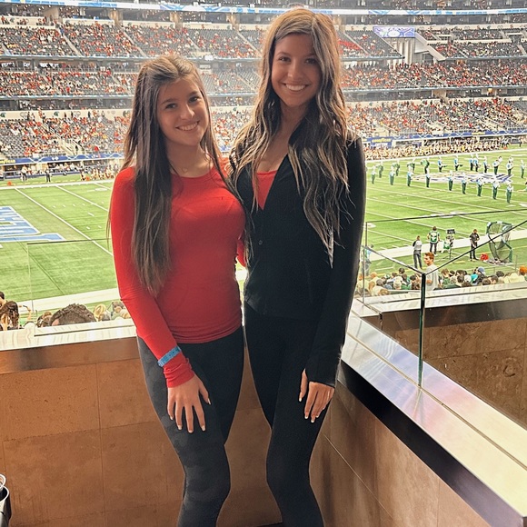 Meet your Poshers, Jenna and Taylor - Picture 2 of 3